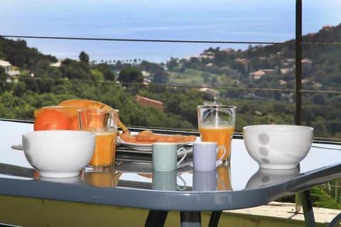 Coffee/tea facilities, Food and drinks, Food, Continental breakfast