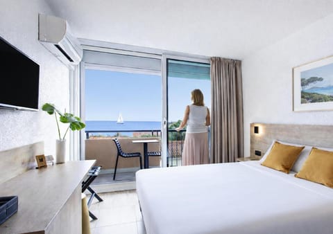 Bed, View (from property/room), Balcony/Terrace, Photo of the whole room, Bedroom, Sea view, air conditioner
