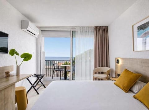 Bed, Natural landscape, View (from property/room), Balcony/Terrace, Photo of the whole room, Bedroom, Sea view