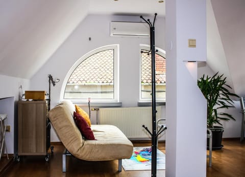 Bed, Living room, Photo of the whole room, Seating area, Bedroom, Guests, internet, air conditioner