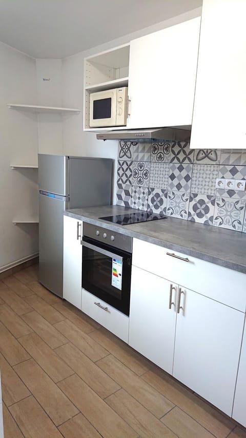 Renovated, 37m², 2 min walk Tram, 5 min La Défense Apartment in Courbevoie