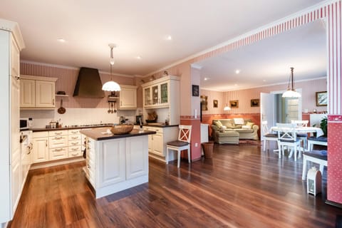 Kitchen or kitchenette, Living room