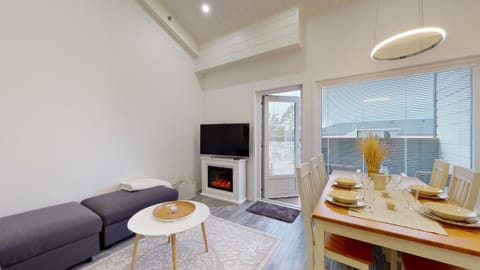 Communal lounge/ TV room, Living room, flat iron