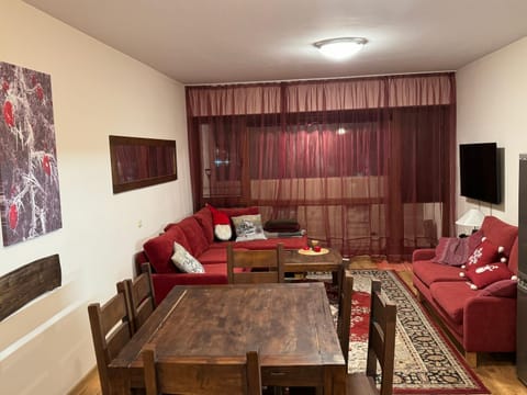 Communal lounge/ TV room, TV and multimedia, Living room, Seating area, Dining area, Evening entertainment