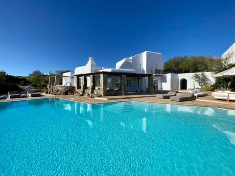 Property building, Swimming pool, sunbed