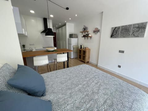 Bed, Photo of the whole room, Seating area, Dining area, kitchen