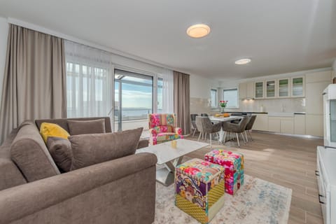 Living room, Dining area, kitchen