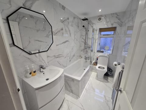 The POPULAR Chester Racecourse Apartments, Sleeps 4, FREE Parking Apartment in Chester