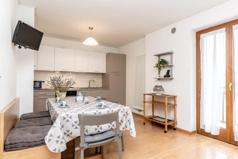 TV and multimedia, Kitchen or kitchenette, Living room, Seating area, Dining area, kitchen