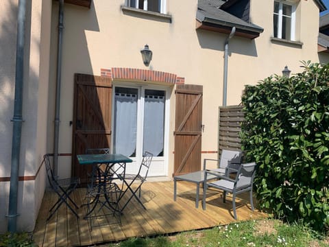 Cottage avec terrasse Domaine golf de Limère prox Orléans Apartment in Orléans