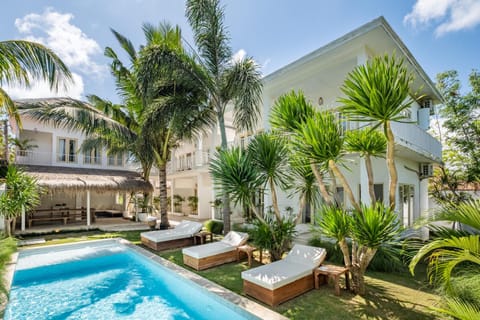 Property building, Garden, Swimming pool, Swimming pool, sunbed