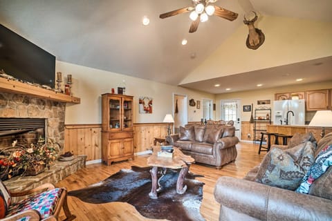 Hiawassee Cabin with Mtn Views Less Than 1 Mi to Lake! Cabin in Hiawassee