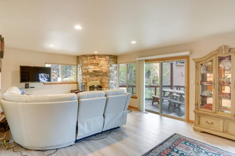 Deck and Beach Access Lake Tahoe Shoreside Retreat! House in Round Hill Village