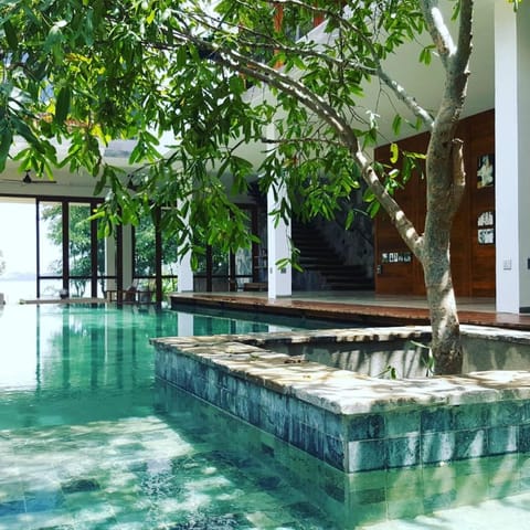 Restaurant/places to eat, Pool view, Swimming pool