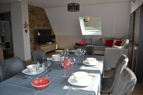 TV and multimedia, Living room, Seating area, Dining area