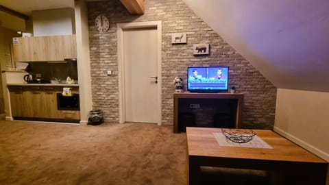 TV and multimedia, Living room, Seating area, Evening entertainment