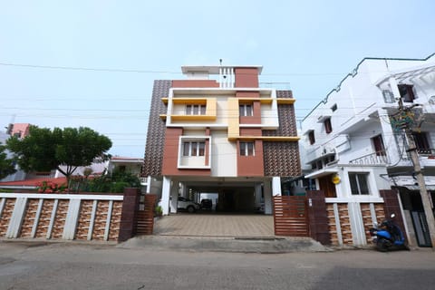Property building, Facade/entrance, Day, Neighbourhood, Street view