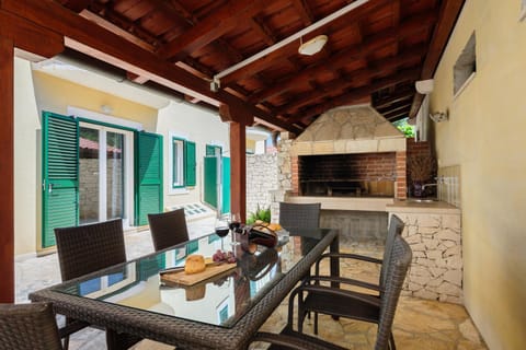 Patio, BBQ facilities, Dining area