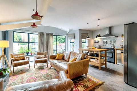 Kitchen or kitchenette, Living room, Seating area, oven, stove