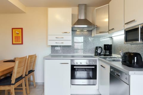 Coffee/tea facilities, Kitchen or kitchenette, Dining area, dishwasher, oven, stove, toaster