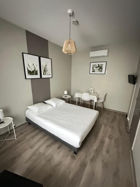 Le Relais de la Gare Capsule hotel in Dole