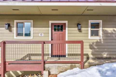 Devonshire - Aragon House in Yosemite Park Way