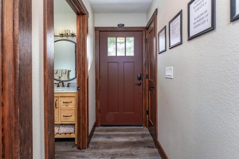 Devonshire - Aragon House in Yosemite Park Way