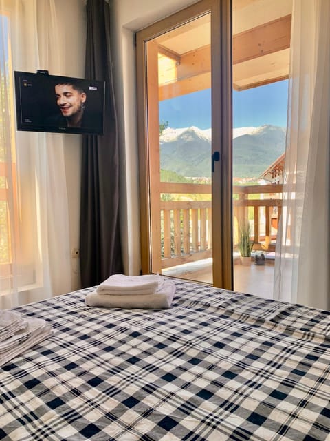 Bed, TV and multimedia, Mountain view