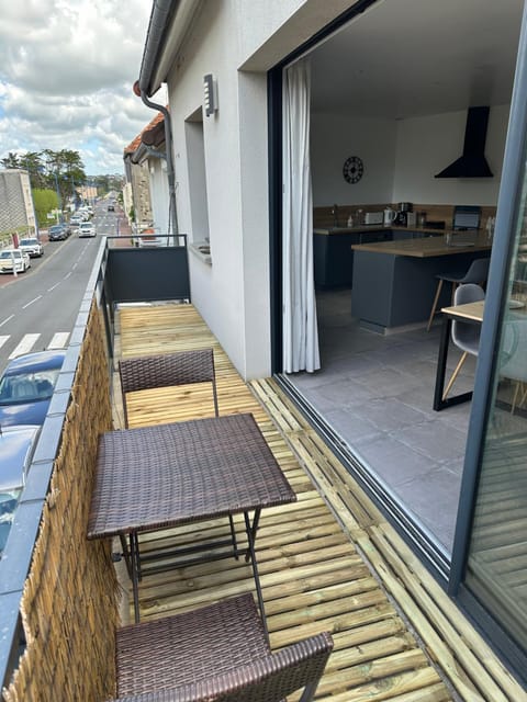 Barneville Plage appart spacieux avec balcon 150m de la mer Apartment in Barneville-Carteret