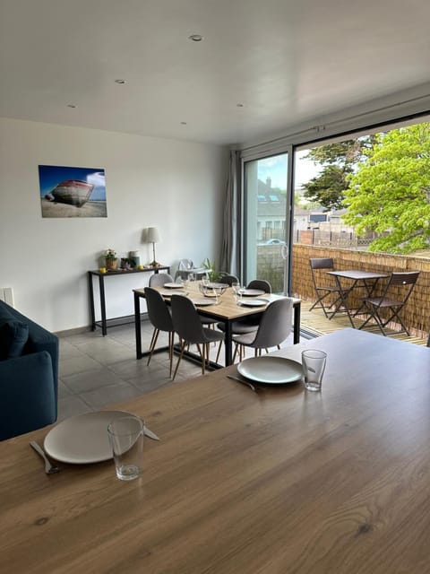 Barneville Plage appart spacieux avec balcon 150m de la mer Apartment in Barneville-Carteret