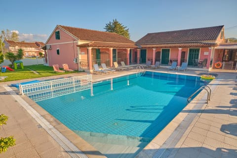 Property building, Day, Pool view, Swimming pool, sunbed