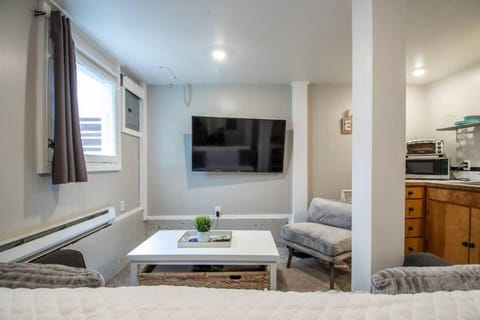 Central 2 bedroom unit with 3 beds and 3 large TVs Apartment in Fremont