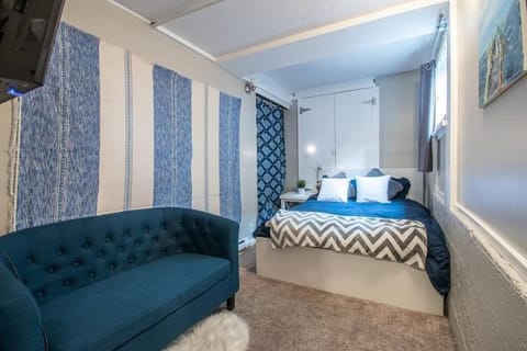 Central 2 bedroom unit with 3 beds and 3 large TVs Apartment in Fremont