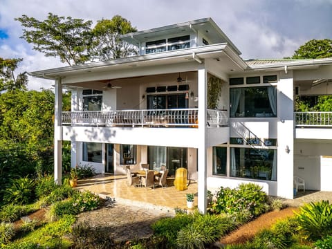 Property building, Day, Balcony/Terrace