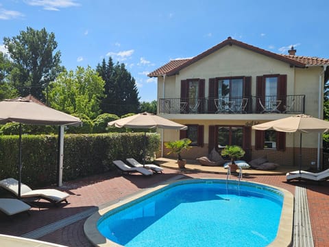 Shower, Property building, Patio, Day, Garden, Balcony/Terrace, Spa and wellness centre/facilities, Garden view, Swimming pool, Sports, internet, internet, sunbed