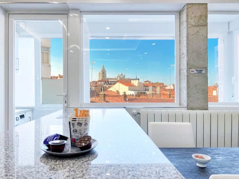 Coffee/tea facilities, Living room, Seating area, Dining area, Meeting/conference room, City view, Landmark view, internet, kitchen