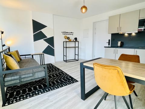 Kitchen or kitchenette, Seating area, Dining area