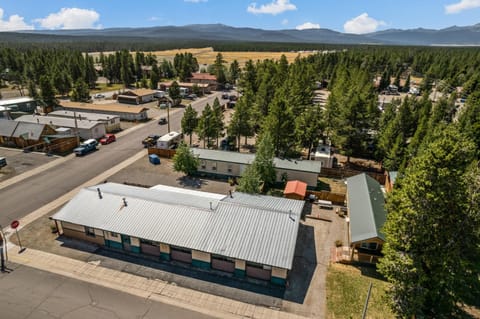 Property building, Day, Neighbourhood, Bird's eye view, Mountain view, Street view, Location