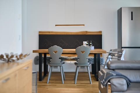 Living room, Dining area, internet, kitchen, kitchen