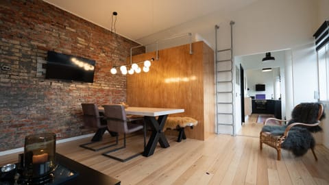TV and multimedia, Living room, Decorative detail, Seating area, Dining area, Evening entertainment, locker, locker