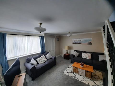 Cosy 3 bedroom residential house, private garden, 30 minutes from Alton Towers, 5 minute walk to Trentham Gardens. House in Stoke-on-Trent