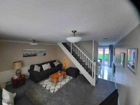 Cosy 3 bedroom residential house, private garden, 30 minutes from Alton Towers, 5 minute walk to Trentham Gardens. House in Stoke-on-Trent