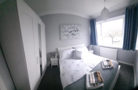 Cosy 3 bedroom residential house, private garden, 30 minutes from Alton Towers, 5 minute walk to Trentham Gardens. House in Stoke-on-Trent