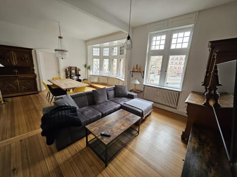 Communal lounge/ TV room, TV and multimedia, Living room, Seating area, Evening entertainment