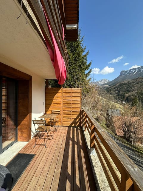 Patio, Spring, Natural landscape, View (from property/room), Balcony/Terrace, Dining area, Mountain view