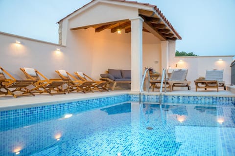 Swimming pool, sunbed