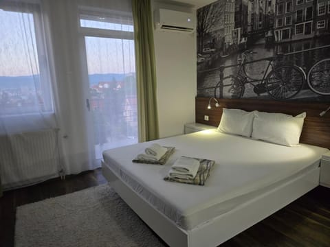 Bed, Photo of the whole room, air conditioner