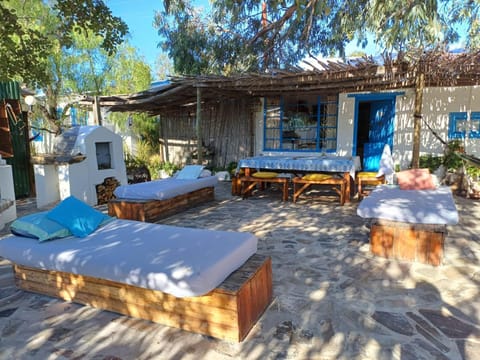 Bed, BBQ facilities, Dining area
