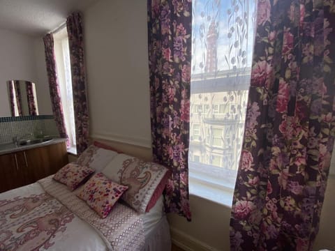 Shower, Toilet, Property building, Bed, Neighbourhood, View (from property/room), Kitchen or kitchenette, Photo of the whole room, Bedroom, Inner courtyard view, towels