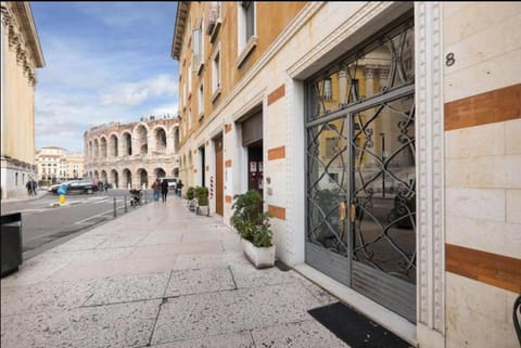 Property building, Nearby landmark, Neighbourhood, City view, Street view, Location